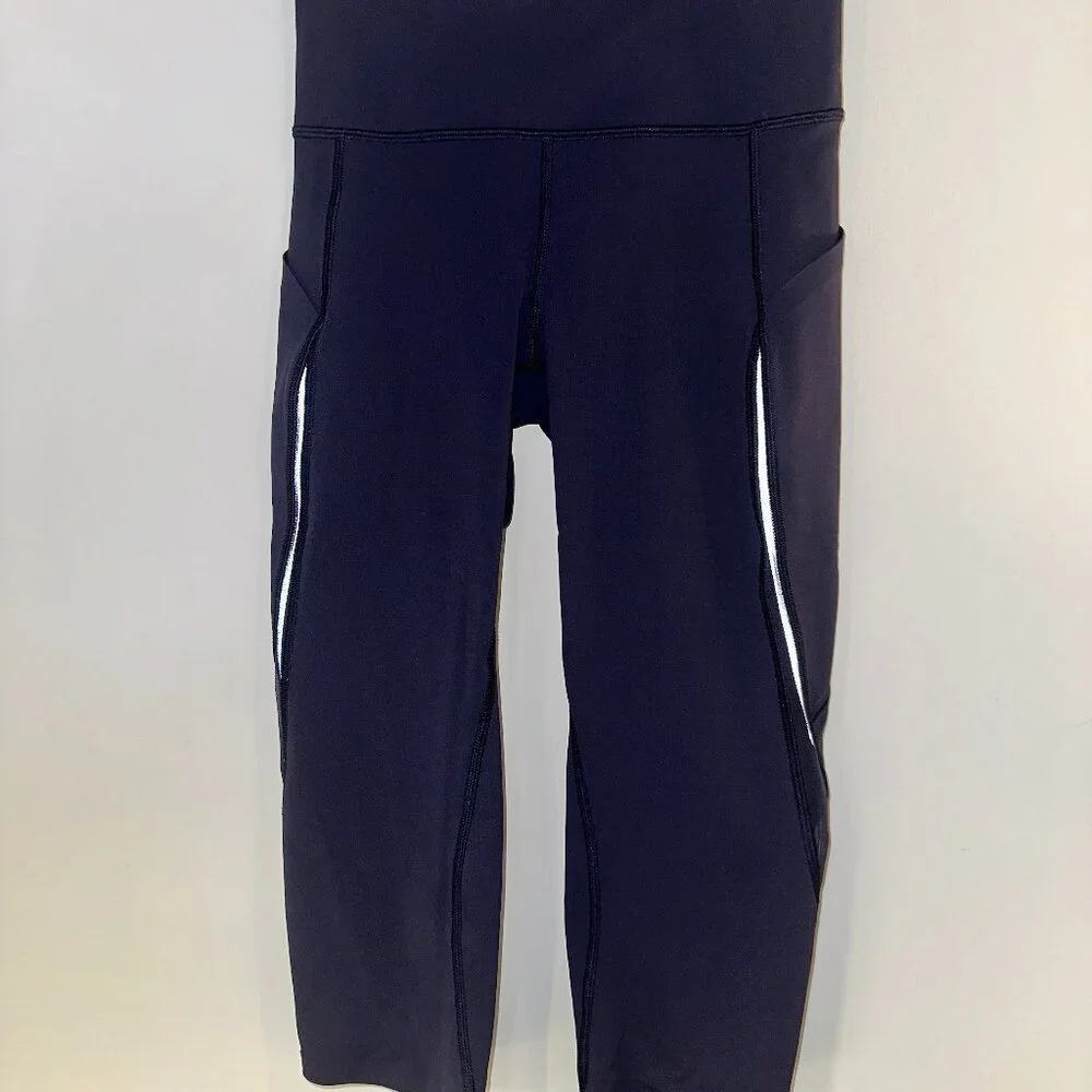 💙 Lululemon Pace Perfect Crop (17") Midnight Navy - Size 4 - Like New 💙 - Picture 7 of 10